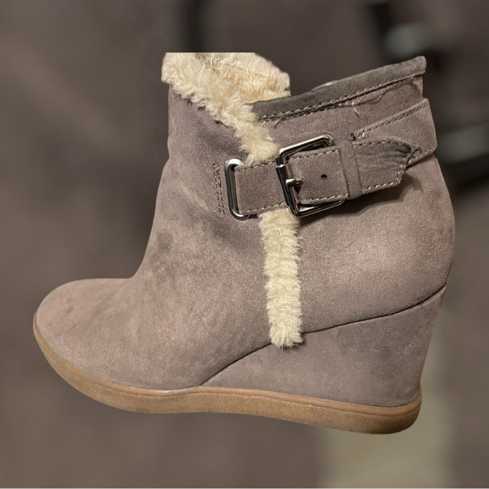 Unisa Boots Womens Size 8 1/2 Taupe Fur Lined Faux Suede Buckle Wedge Bootie GUC